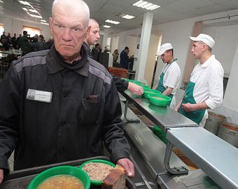Почему в тюрьме нельзя есть в одиночку и ничего поднимать с пола