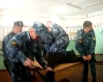 За что в ярославской колонии сотрудники пытали заключенного: Ответы на главные вопросы о жутком видео