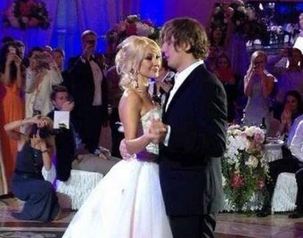 Немолодые молодые: какие свадебные платья выбирают «звездные» невесты в зрелом возрасте