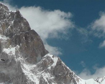 Неприступный Латок: российский альпинист оказался зажат в снежной ловушке на горе-убийце без связи и еды