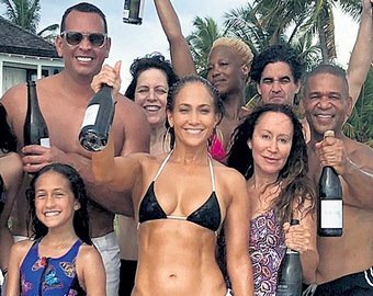 Купальный сезон: куда отправились голливудские звёзды в поисках приключений