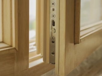 Дубовые окна и двери: особенности и преимущества