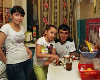 Родившая в 11 лет Валя Исаева вернулась к мужу и ждет третьего ребенка