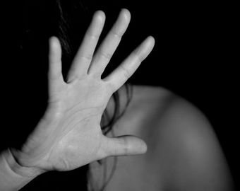 Напоили на работе? Троих экс-полицейских обвиняют в изнасиловании коллеги