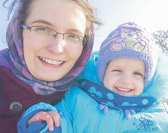 Удочеренная русской немкой девочка-инвалид пошла в школу: вывернутые ручки выпрямили