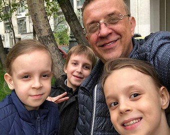 Рома Жуков ушел от жены с шестью детьми к ее лучшей подруге