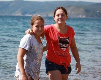 «Дядя Саша повалил на матрац»: школьница и ее мать обвинили друга семьи в педофилии, а суд его оправдал