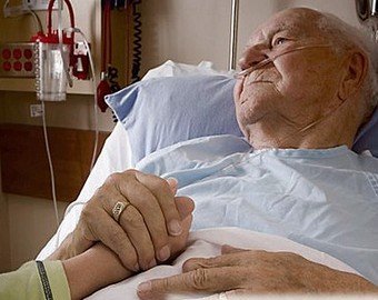 «Мама лежачая, я нищая»: уход за больными родственниками стал кошмаром