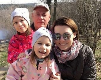 "Хотят отомстить разлучнице": друг рассказал об обиде дочерей на вдову Доренко