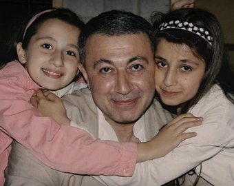 Дружба с высокопоставленными полицейскими и пьянство со «святыми» отцами: что было в фотоальбоме убитого дочерьми Хачатуряна