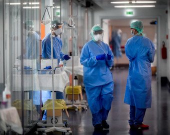 «Мы можем быть все заражены»: откровенный рассказ врача, работающего в больнице, закрытой на карантин