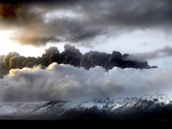 Извержение вулкана в Исландии закрыло небо Европы для самолетов