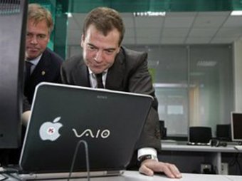Администрация Медведева просит Твиттер удалить аккаунт президента РФ