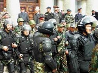 Массовые беспорядки в Киргизии: демонстранты захватили здание обладминистрации