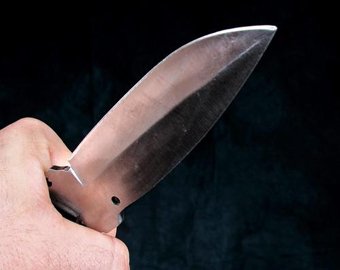 Неадекватный мужчина напал с ножом на прохожих и полицейского
