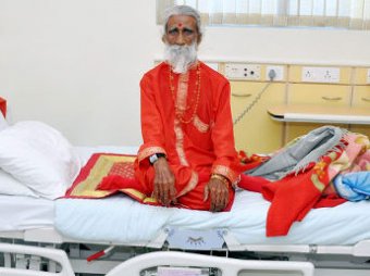 Индийские врачи обследуют человека, который 70 лет провел без пищи и воды