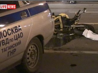 Милицейская машина сбила мотоцикл: погибла девушка