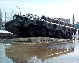 Зенитно-ракетный комплекс С-300 застрял в грязи по дороге на репетицию парада Победы в Екатеринбурге