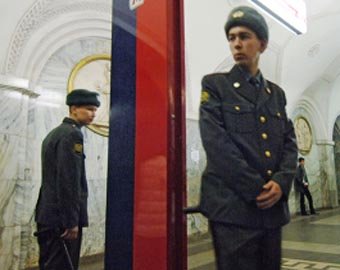 Пьяные пассажиры избили милиционера в метро