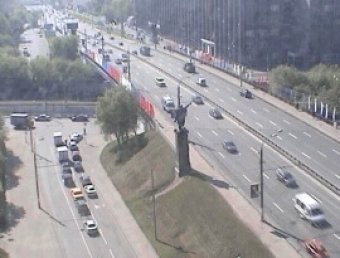 В Москве 2 машины упали с моста Победы
