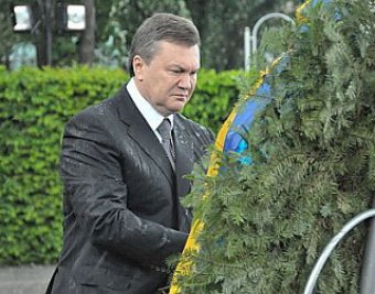 У памятника неизвестному солдату на Януковича упал траурный венок