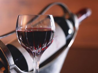 Красное вино защищает женщин от лишнего веса