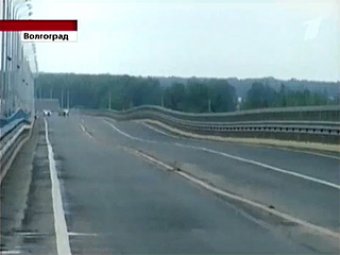 "Танцующий" мост в Волгограде парализовал движение через Волгу