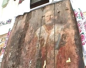 В тамбовском селе на двери сарая проявилось изображение Николая Чудотворца