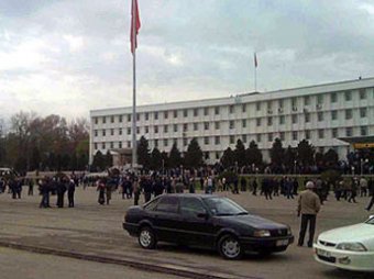 В Киргизии противники новых властей захватили администрацию в Оше