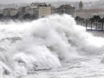 На Лазурный берег Франции обрушились гигантские волны