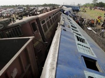 Террористы устроили столкновение поездов в Индии: 65 погибших