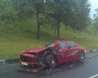 В Москве разбили спорткар Mercedes SLS AMG