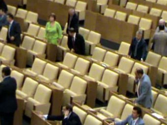 СМИ: Депутаты продолжают игнорировать заседания Госдумы, голосуют за других