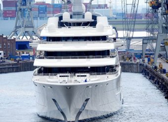 Абрамович не принял у судостроителей новую яхту за 329 млн фунтов: не те шкуры на стенах