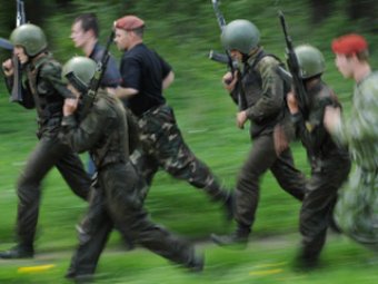 В Приморье спецназ штурмует дом с партизанами: двое убиты, один сдался