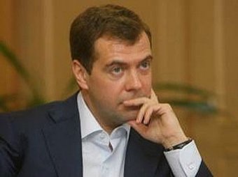 Медведев разрешил россиянам копить долги по налогам