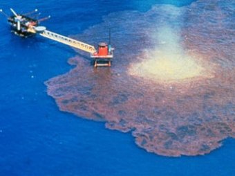 Эксперты: остановить утечку нефти в Мексиканском заливе не удалось