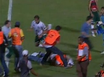 Бразильские футболисты избили журналиста прямо на поле