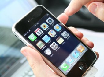 Стив Джобс решил проблемы со связью у iPhone 4