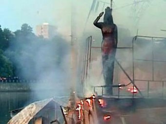 В Москве сгорел ресторан на воде, возможен поджог