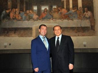 Берлускони осудили за фото с Медведевым на фоне "Тайной вечери"