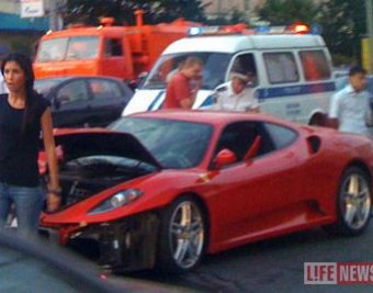 В Москве на Арбате Ferrari врезался в машину ДПС: трое пострадавших