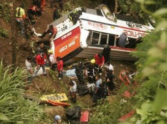 Пассажирский автобус упал в пропасть: 40 погибших