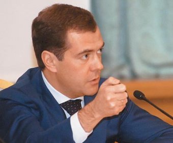 За пожар на авиабазе Медведев уволил руководство ВМФ