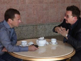 Дмитрий Медведев выпил чаю с лидером группы U2