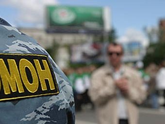 На Арбате банда "омоновцев" ограбила клиента банка в Москве