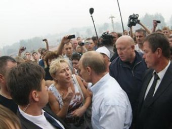 Вырезанные кадры общения Путина с погорельцами попали в Сеть