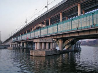 В Москве двое мужчин на спор прыгнули с моста, один утонул