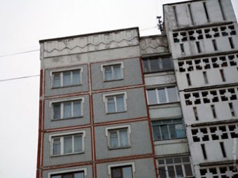 Житель Москвы выбросил трехлетнюю девочку из окна