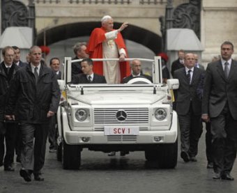 Дворник, раскрывший заговор коллег против Папы Римского, не понял шутки